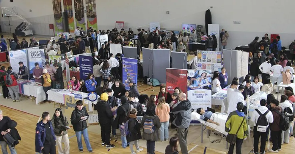Multitudinaria muestra de carreras en Bariloche: más de 100 opciones para los estudiantes