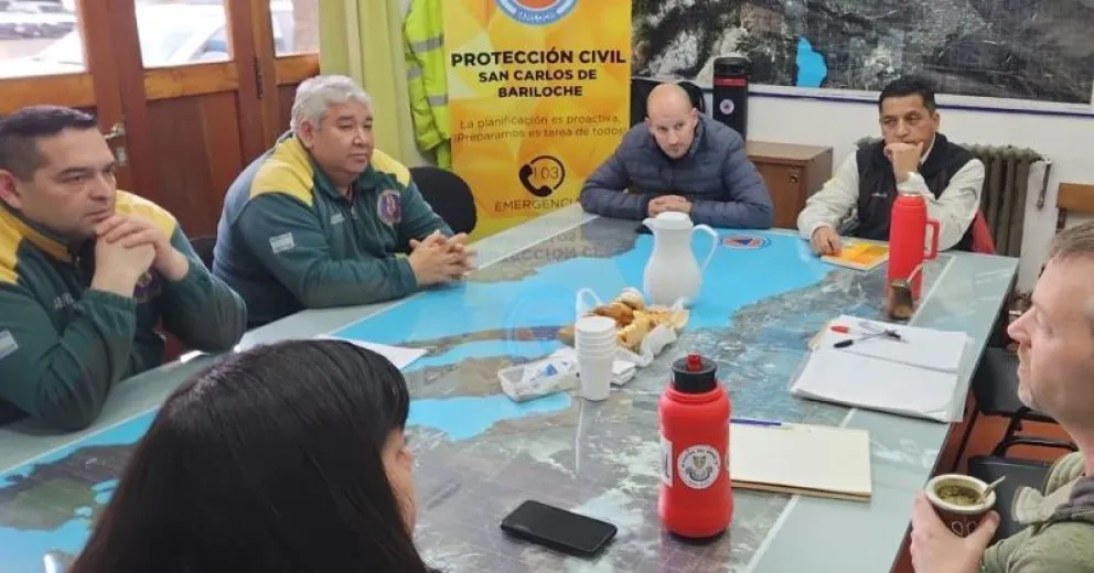 Trabajan en la recuperación y mantenimiento ambiental en la costa del Ñireco