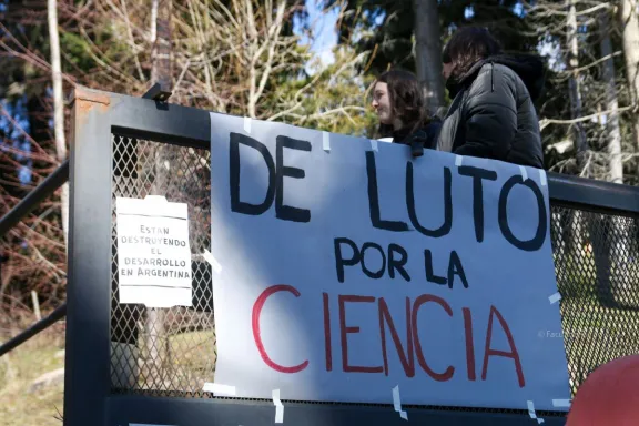 Bariloche alza la voz: La comunidad científica se moviliza contra los recortes en ciencia y tecnología