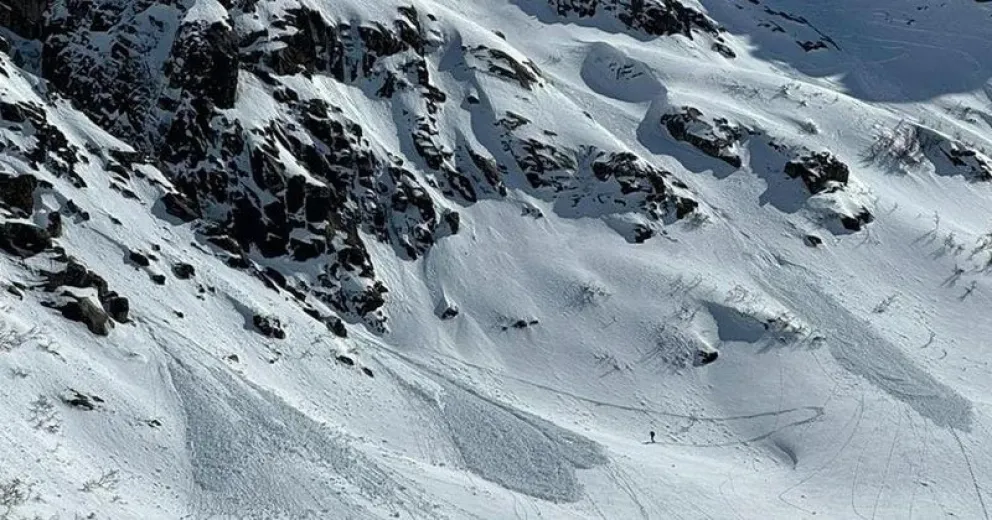 Otra avalancha en Bariloche: arrastró a un esquiador por más de 30 metros