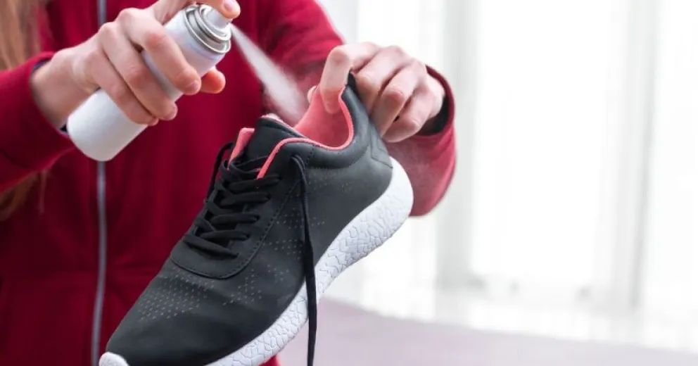 El truco casero viral para eliminar el mal olor de las zapatillas