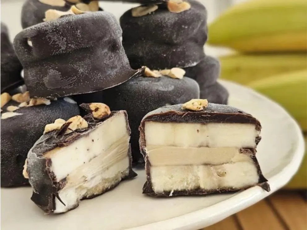 Una receta original: alfajores de banana y maní cubiertos de chocolate