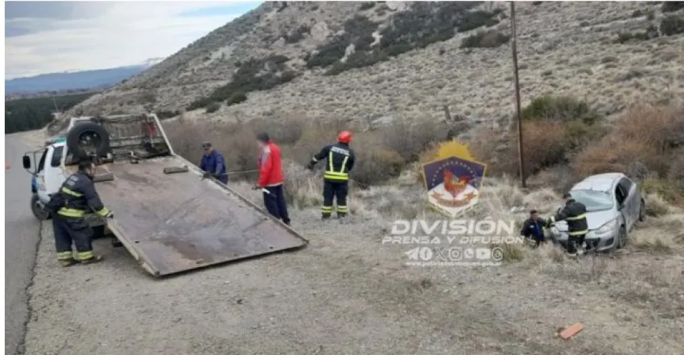 Una pareja chilena viajaba a Bariloche y volcaron en la zona de Junín 