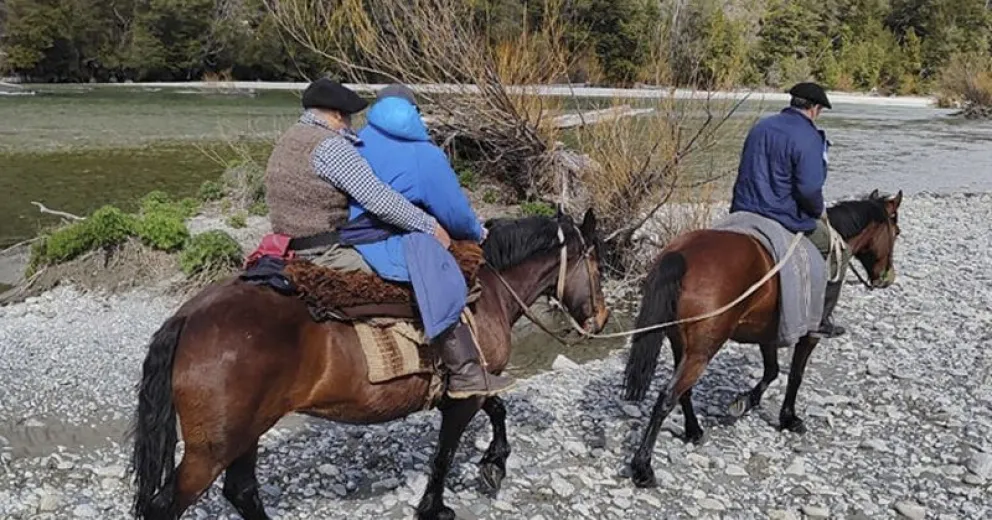 En lancha, tractor y a caballo, un enfermero acompañó a un paciente que quiere morir en su hogar