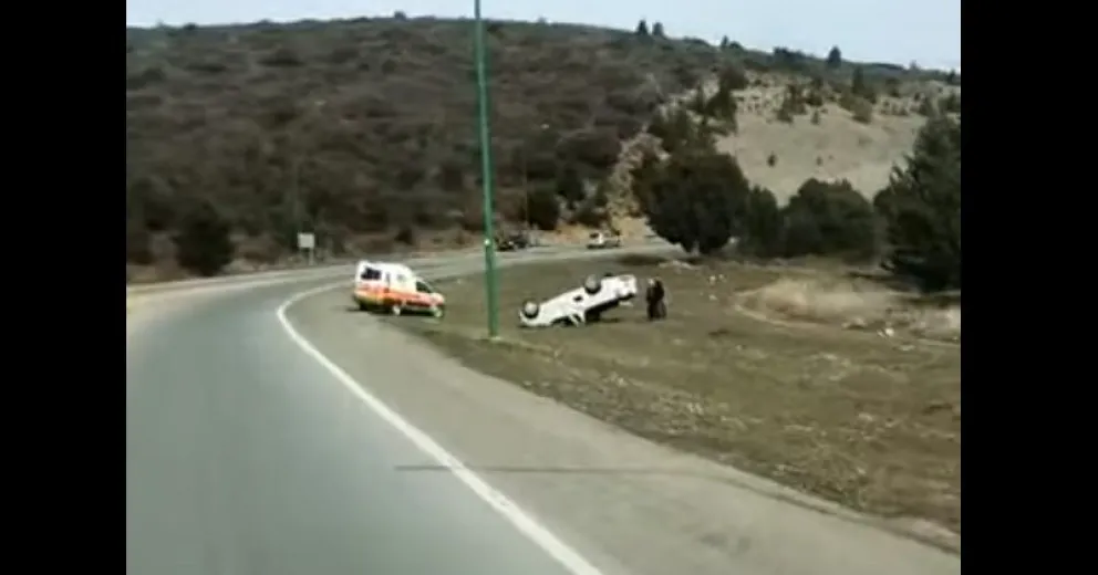 Video: Volcó una camioneta en la zona del acceso al Aeropuerto de Bariloche