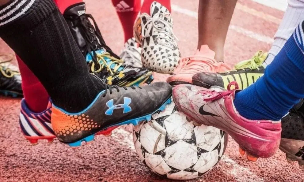 Juntan botines nuevos o usados para que todos los chicos puedan jugar al fútbol