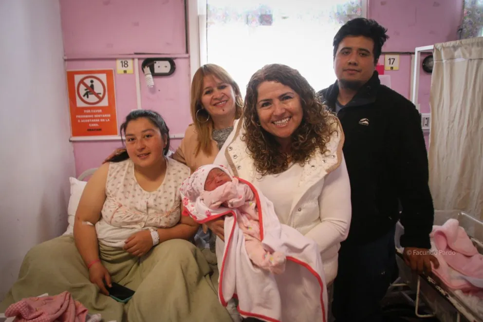 Ibbie recibió el ajuar del Círculo Chileno por haber nacido el 18 de septiembre