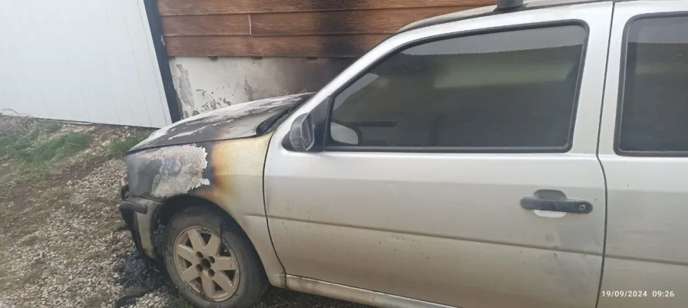 Un auto sufrió daños al incendiarse por un desperfecto eléctrico
