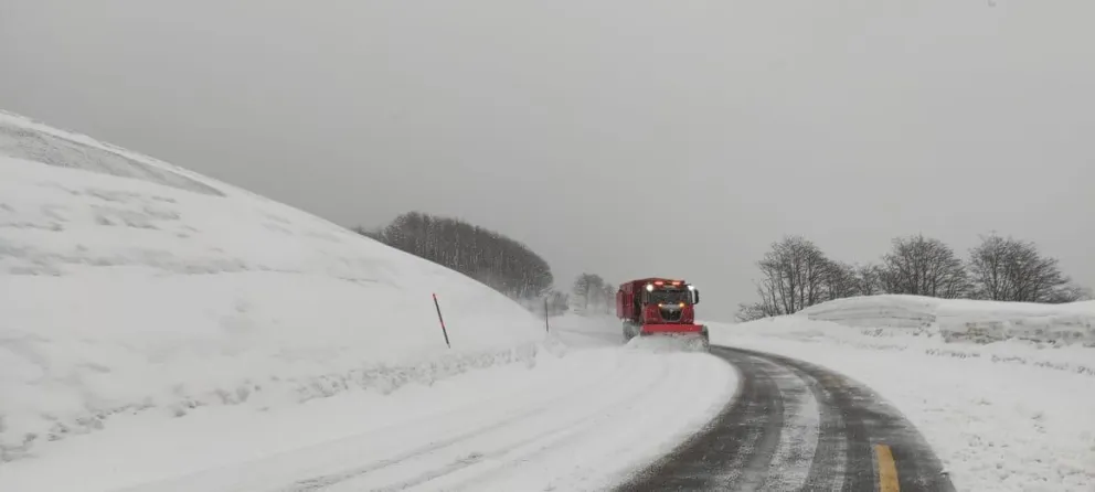 Nevadas en la zona del paso Cardenal Samoré, que se encuentra habilitado con portación de cadenas