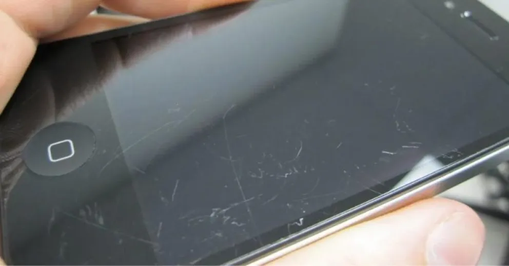 Eliminá  las rayas de la pantalla del celular con este efectivo truco casero 