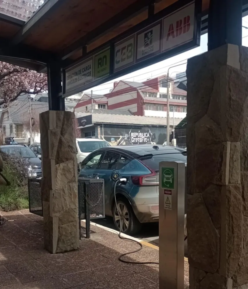 Un Volvo C40 eléctrico estacionado en contramano se llevó todas las miradas en Bariloche