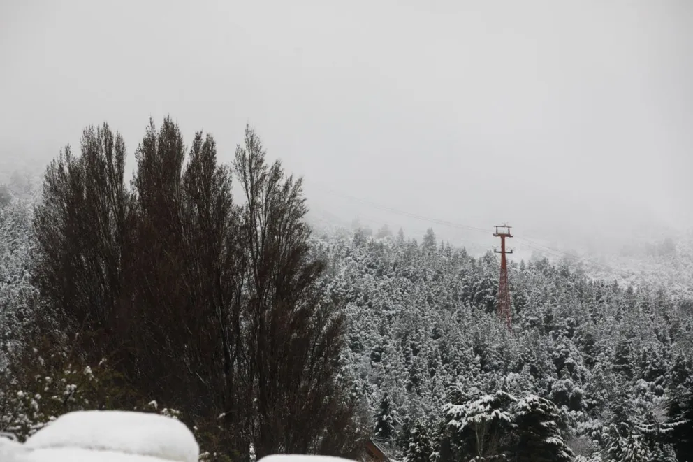 Con una copiosa nevada, arrancó la "primavera" en Bariloche 