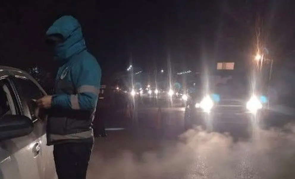 Le hicieron una multa y le fracturó los dedos al agente de tránsito