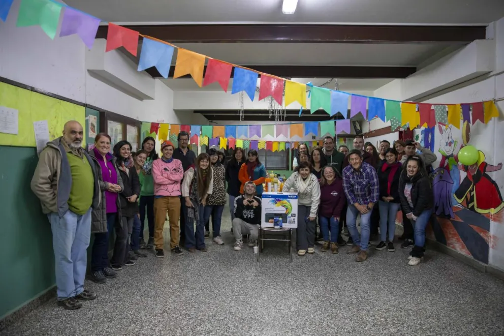 Estudiantes festejaron su día donando una impresora al colegio