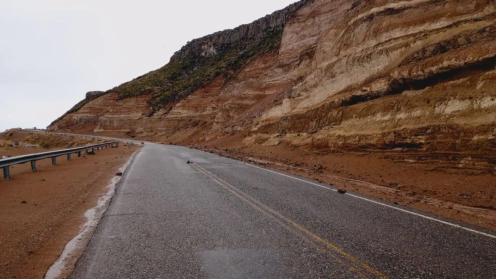Retiraron las piedras de la calzada y ya se puede circular con normalidad en Ruta 40