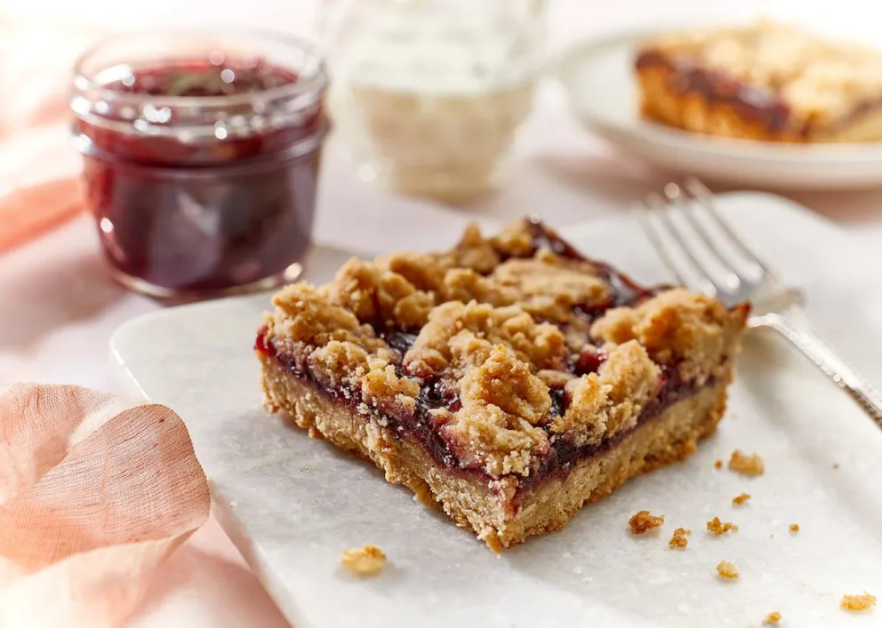 Una receta ideal para la tarde del domingo: tarta crumble de membrillo y coco