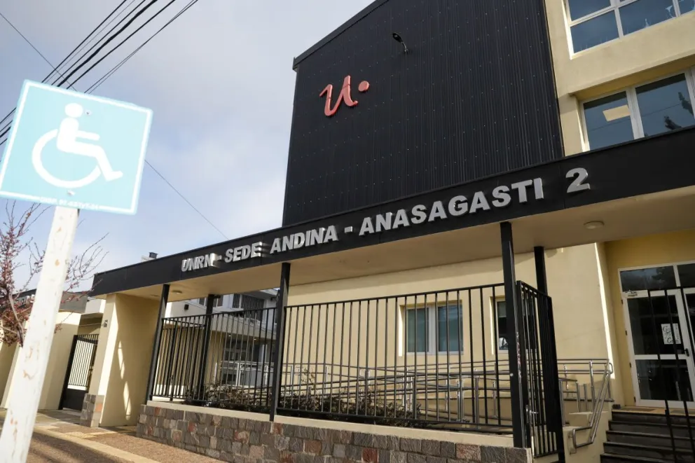 Uno de los edificios de la sede Andina de la institución en Bariloche.