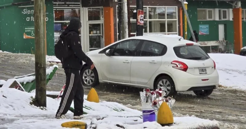 La nieve tapó el romanticismo, pocos compraron flores