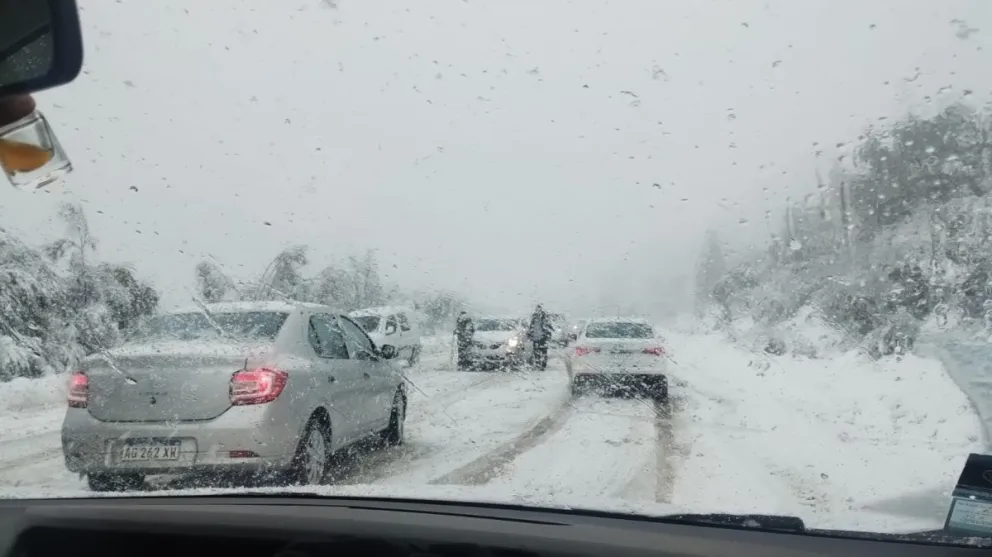 La nieve complicó la circulación en la ruta de acceso a Catedral, Circunvalación y en Ruta 231