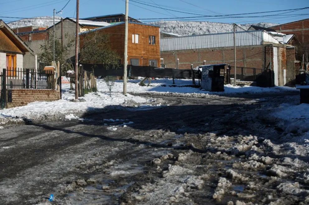 Calles heladas después del fin de semana de nevadas en Bariloche provocan complicaciones viales