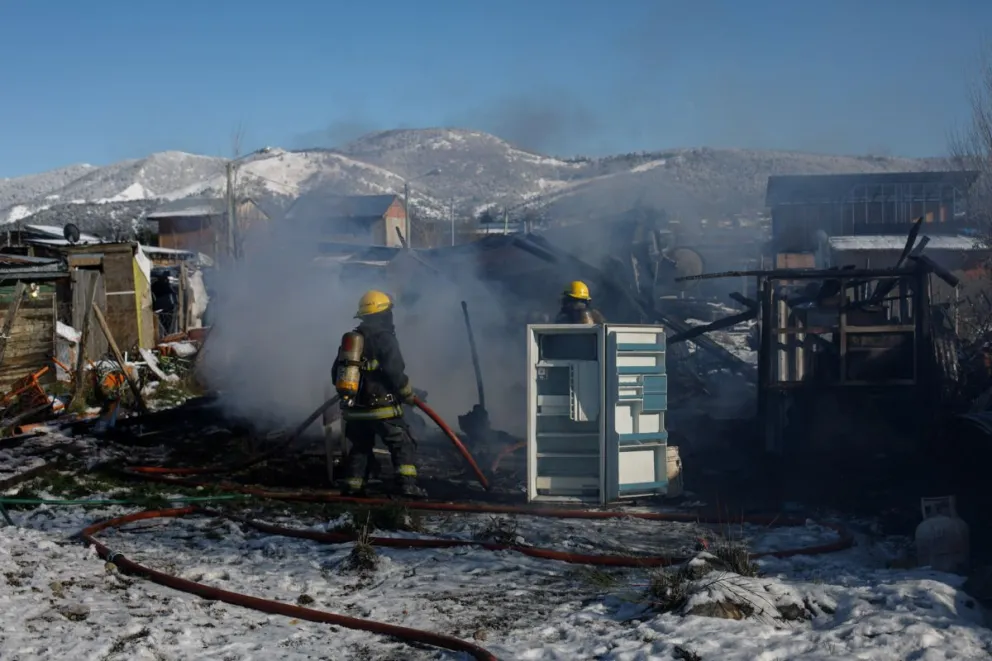 Un incendio destruyó una vivienda en el barrio Nahuel Hue