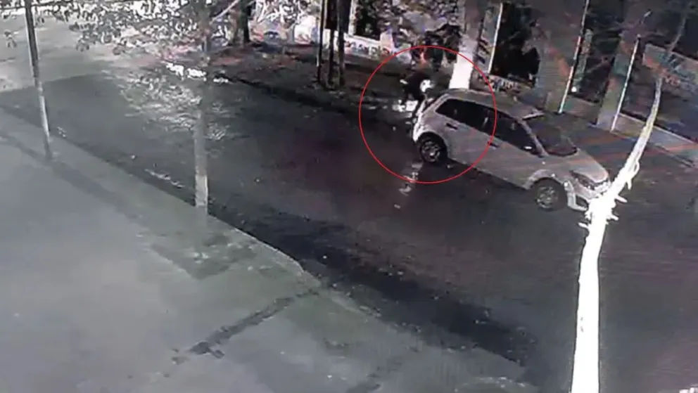 Video: incendió su auto para cobrar el seguro, y quedó registrado en las cámaras 