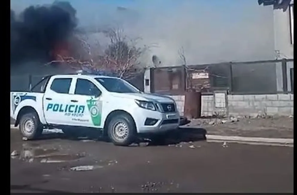 Otro voraz incendio en el Alto: pérdidas totales de una estructura de madera