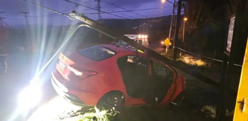 Una camioneta y un taxi protagonizaron un violento choque en Ruta 40 