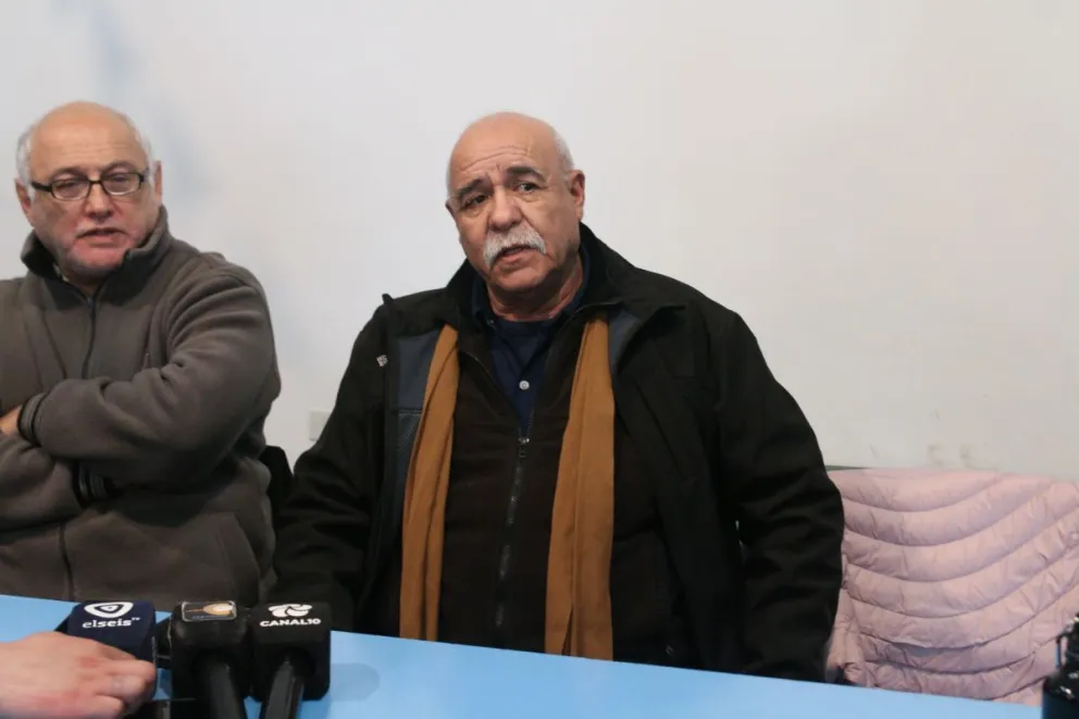 Gustavo Franquet y Eduardo Soares, de la Asociación Gremial de Abogados, entidad que acompaña judicialmente a los miembros de la lof Lafken Winkul Mapu.