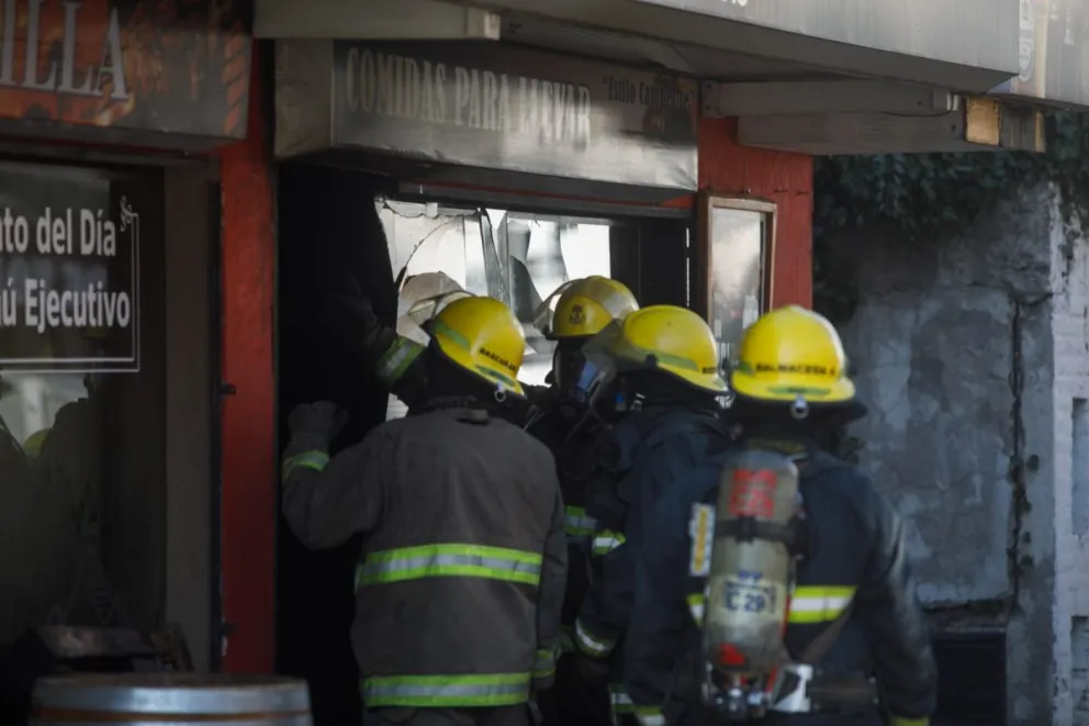 Voraz incendio en parrilla de Bariloche: el fuego consumió mesas, heladeras y afectó el 90% del local