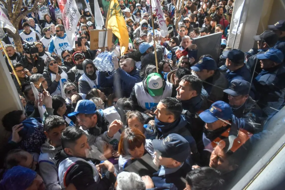 Video: hubo corridas y gas lacrimógeno contra los docentes afuera de la Legislatura