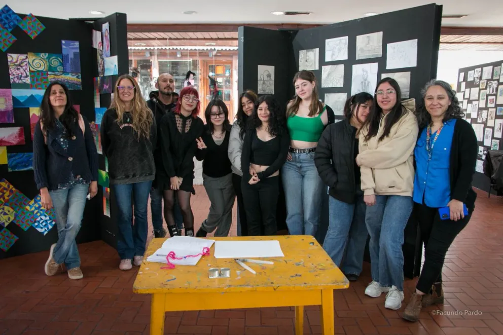 Integrantes de la ESRN Nº20 muestran sus trabajos en el SCUM