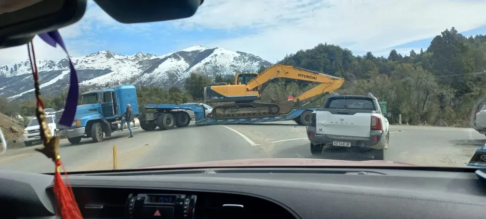 Camión "colgado" provocó demoras en el cruce hacia el cerro Catedral