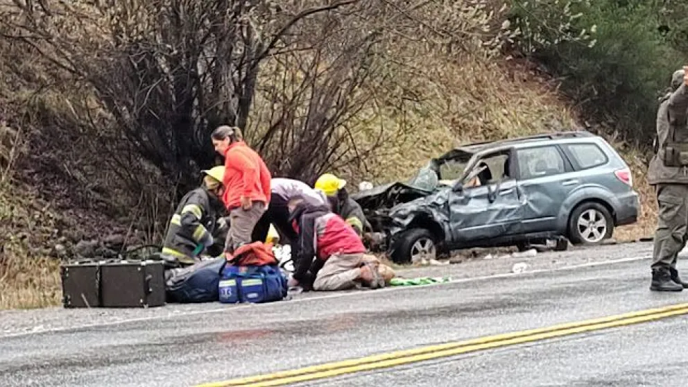 Grave accidente camino a El Bolsón  con dos heridos y un rescate en plena tormenta