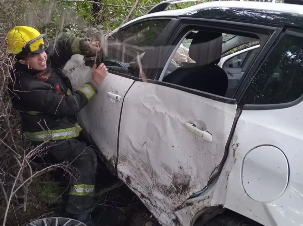 Viajaba por ruta 40, descarriló y terminó entre los matorrales 
