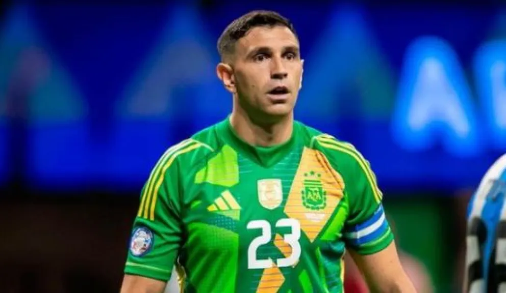 Dura sanción de la FIFA contra el Dibu Martínez