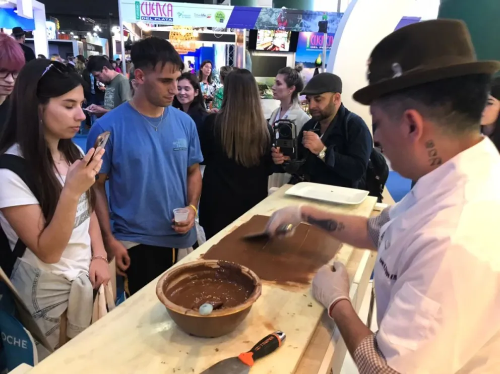 Con música, chocolate y cerveza artesanal, Bariloche expone toda su oferta turística en la FIT 2024