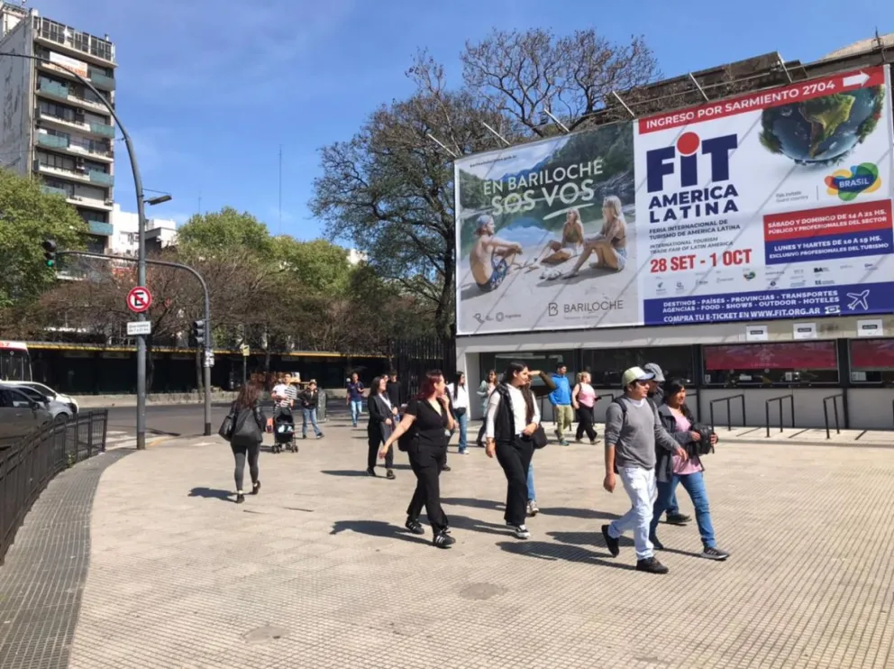 FIT 2024: Gigantografías de Bariloche se lucen en el cielo porteño