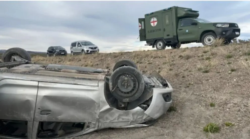 Otro vuelco en Ruta 40: Familia tuvo que ser asistida por el Ejército