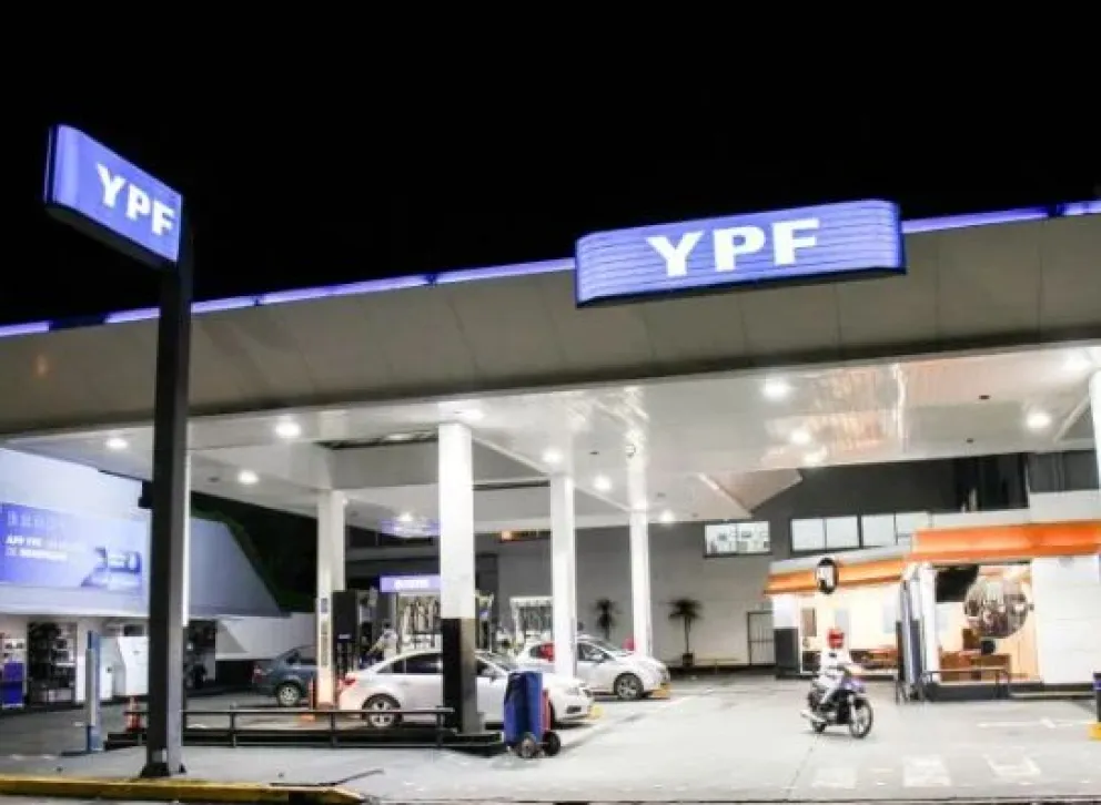 YPF anunció que bajará el precio de la nafta y el gasoil: cuánto costará ahora 