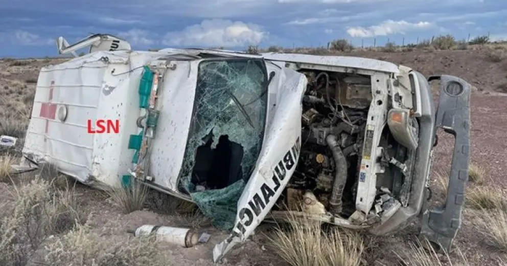 Murió una persona al volcar una ambulancia