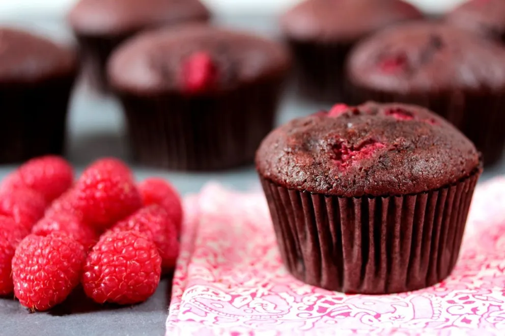 Una delicia: muffins de chocolate y frambuesa en 4 pasos