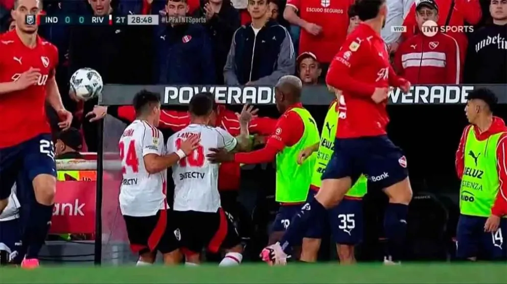 River-Independiente terminó en empate y hubo empujones en el banco