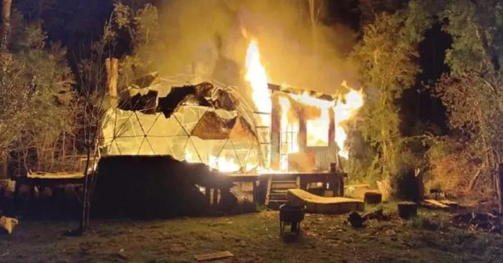 Se fueron de viaje y un incendio arrasó con su casa