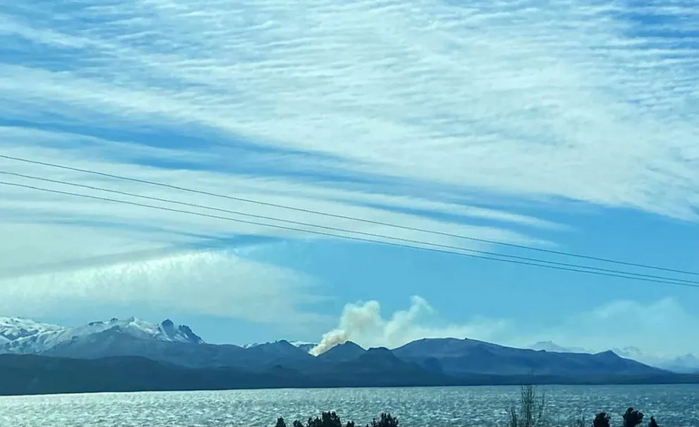 Brigadistas combaten incendio en el norte del Parque Nacional Nahuel Huapi 