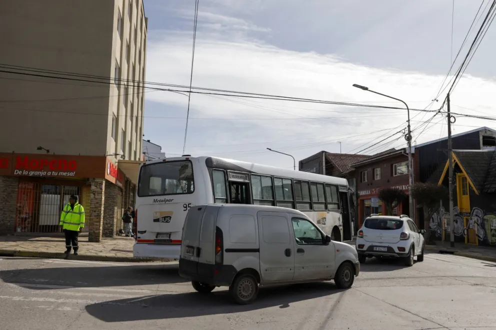 Congestionamiento de tránsito por un colectivo de Mi Bus atascado  