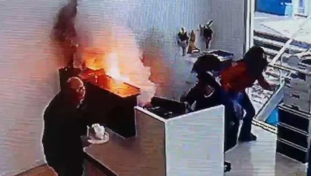 Video: así fue el momento de la explosión del paquete que estaba dirigido al presidente de la Sociedad Rural