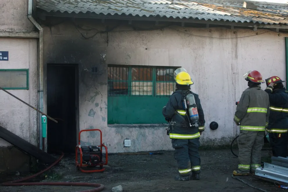 Bomberos combaten un incendio en el sector de carpintería del corralón municipal  