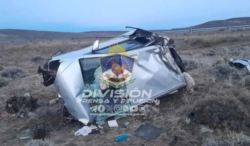Dos amigos viajaban a la cordillera, volcaron en Ruta 237 y terminaron en el hospital 