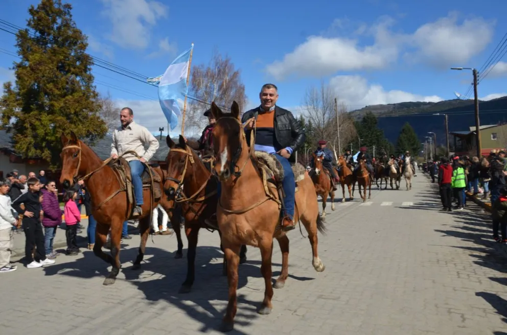 El Hoyo celebró su 71° aniversario con el tradicional desfile 